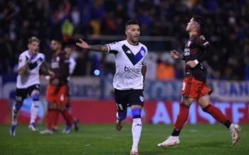 Con un gol de penal, Vélez le ganó a River en la ida de los octavos de Copa Libertadores